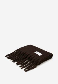 Écharpe en laine marron foncé avec des bords frangés et une étiquette de marque blanche. Texture douce et forme rectangulaire. Design élégant et minimaliste.