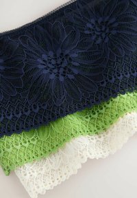 Dentelle en trois couleurs : marine avec motif floral, vert vif et blanc délicat, avec des bords festonnés et des détails raffinés.