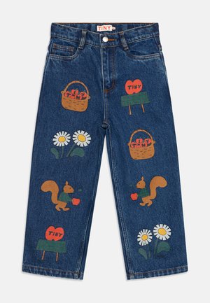 Pantalons enfant en denim bleu avec des écureuils imprimés tenant des pommes, des paniers de pommes, des marguerites et des pommes rouges sur des panneaux verts avec le mot "TINY."