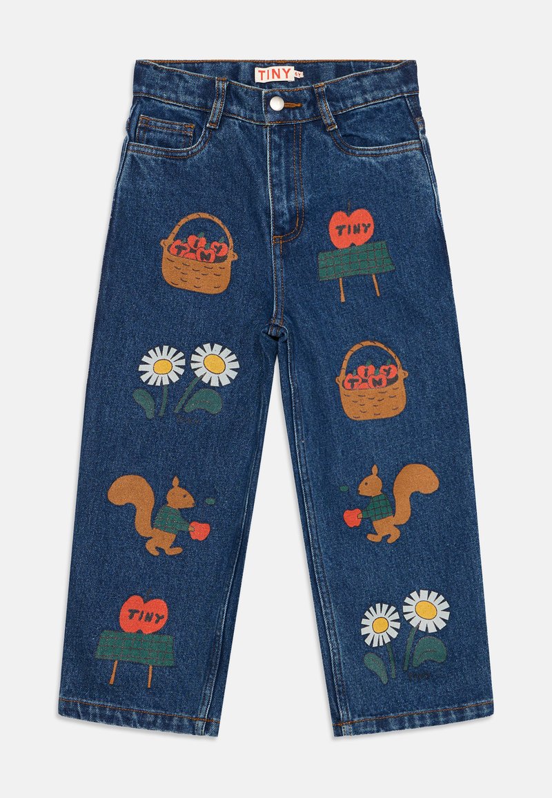 Pantalons enfant en denim bleu avec des écureuils imprimés tenant des pommes, des paniers de pommes, des marguerites et des pommes rouges sur des panneaux verts avec le mot "TINY."