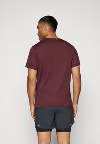 Nike Performance MILER - Sportfelső - burgundy crush/silver