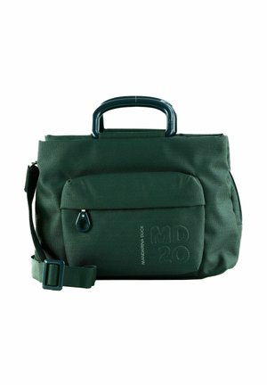Sac en tissu vert avec une surface texturée. Doté d'une poignée supérieure, d'une bandoulière réglable, d'une poche zippée à l'avant et d'un logo en relief.