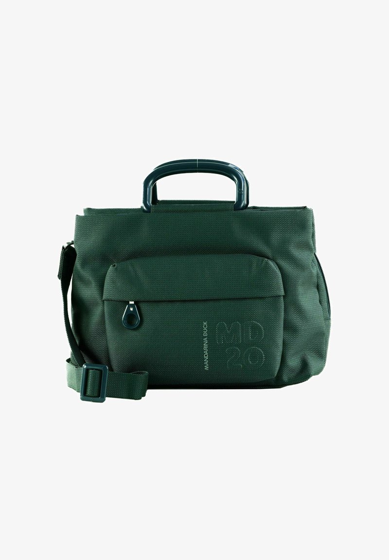 Sac en tissu vert avec une surface texturée. Doté d'une poignée supérieure, d'une bandoulière réglable, d'une poche zippée à l'avant et d'un logo en relief.