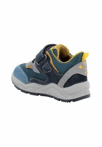 Sneaker per bambini con accenti blu, navy, grigio e giallo, dotata di una chiusura in Velcro e suola bianca testurizzata, vista dal retro.