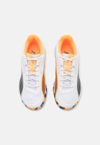 Weiße Sportschuhe mit schwarzen und orangefarbenen Akzenten. Sie verfügen über ein Obermaterial aus Mesh, einen gepolsterten Kragen und eine strukturierte, mehrfarbige Sohle.