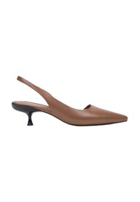 Brązowy skórzany but slingback z wydłużonym noskiem, otwartą cholewką i niskim czarnym obcasem. Gładka tekstura o minimalistycznym wzornictwie.