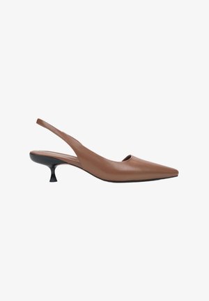 Bruine leren slingback-schoen met een spitse neus, open vamp en lage zwarte hak. Gladde textuur met een minimalistisch ontwerp.