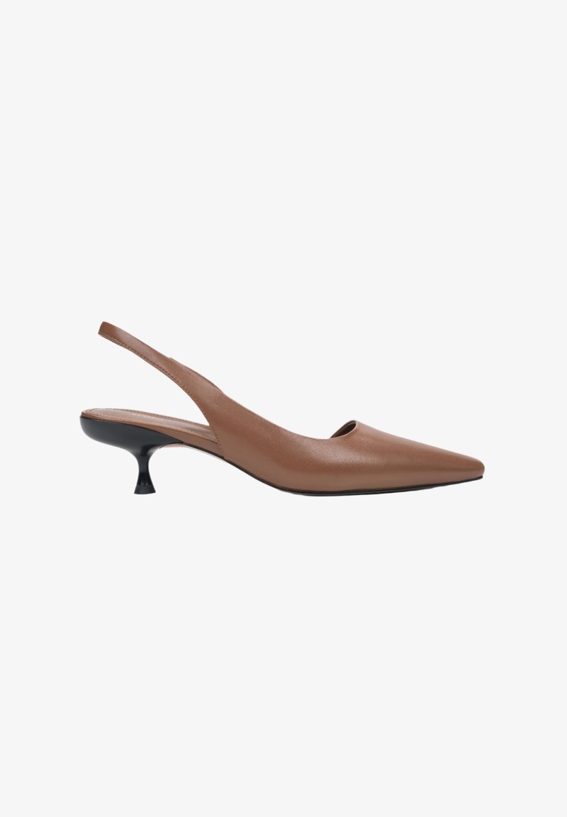 Hnědá kožená slingback obuv s špičatou špičkou, otevřeným vampem a nízkým černým podpatkem. Hladká textura s minimalistickým designem.
