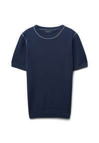 Maglietta a maniche corte in maglia blu navy con rifiniture bianche attorno al collo rotondo e alle cuciture delle spalle.