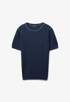 Maglietta a maniche corte in maglia blu navy con rifiniture bianche attorno al collo rotondo e alle cuciture delle spalle.