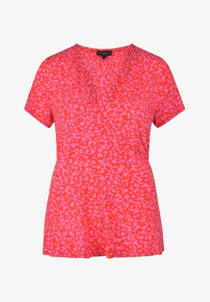 Czerwona bluzka z krótkim rękawem o kroju kopertowym, z różowym kwiatowym wzorem na całej powierzchni. Miękka tkanina z rozszerzanym dołem.