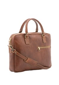 Sac en cuir marron au design structuré, avec deux poignées, une bandoulière amovible, des finitions dorées et une poche zippée à l'avant.