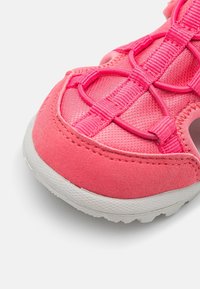 Viking SANDVIKA UNISEX - Vaellussandaalit - pink