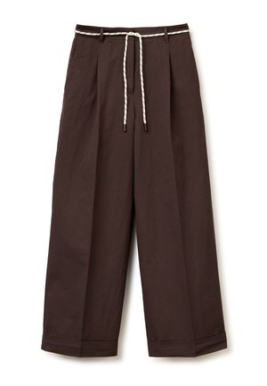 Pantalon marron à jambes larges avec revers et ceinture en corde blanche passée dans les passants de ceinture.