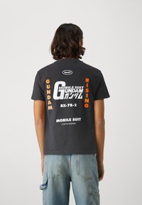 HUF GUNDAM RISING TEE UNISEX - T-shirt print - black