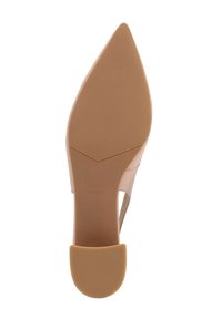 Scarpa con tacco alto color nude, dalla punta appuntita e suola testurizzata. Presenta un vamp in pelle liscia e una suola con marchio ben visibile.