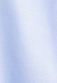 Tissu bleu clair à la texture lisse, présentant un motif diagonal subtil. Le matériau semble tissé et doux avec un léger éclat.