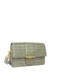 Portafoglio in pelle verde con effetto coccodrillo, dotato di chiusura a patta e hardware dorato, con tracolla removibile e forma rettangolare.