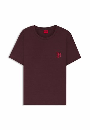 Bourgognefarvet bomulds-T-shirt med korte ærmer, rund halsudskæring og et lille rødt "hu go"-logo syet på venstre bryst.