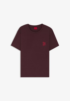 Bourgognefarvet bomulds-T-shirt med korte ærmer, rund halsudskæring og et lille rødt "hu go"-logo syet på venstre bryst.