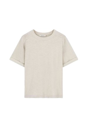 Licht beige katoenen t-shirt met korte mouwen, ronde halslijn en opgerolde mouwuiteinden. Glad textuur, geen zichtbare patronen of accenten.