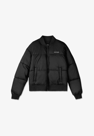 Giacca a vento nera con design cropped, colletto e polsini a coste, zip frontale e due tasche laterali. Presenta un logo sottile sul petto.