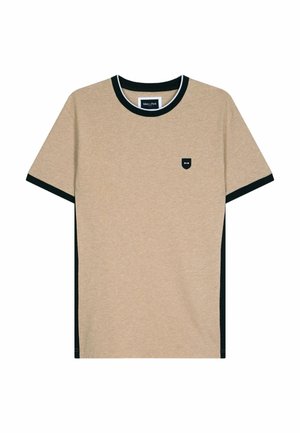 T-shirt beige à manches courtes avec col noir et bordures de manches noires, petit logo bouclier noir sur le côté gauche de la poitrine.