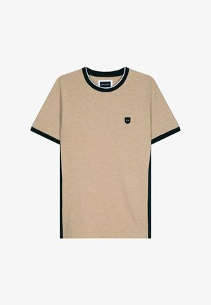 T-shirt beige à manches courtes avec col noir et bordures de manches noires, petit logo bouclier noir sur le côté gauche de la poitrine.