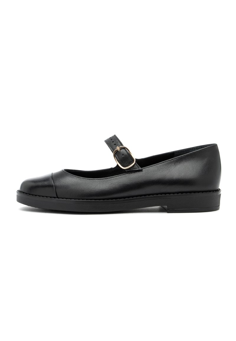 Zapato negro de estilo Mary Jane en piel con una punta brillante, correa ajustable y hebilla dorada. Suela plana con sutiles detalles de costura.