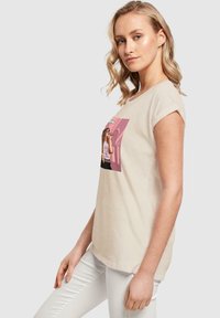 Merchcode GRAND - SAN ANTONIO EXTENDED SHOULDER TEE - Triko s potiskem - whitesand