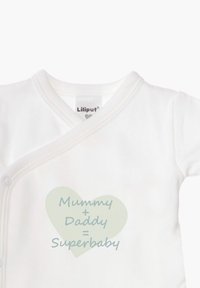 Weißes Baby-Body aus Baumwolle mit Wickeldesign, versehen mit einem hellgrünen Herzgrafik und dem Text "Mummy + Daddy = Superbaby." Mit Druckknopfverschluss.