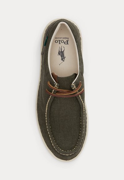 Olivengrønn lerretpensko med brune lærskolisser, hvit søm, og Polo Ralph Lauren-logo på beige innersåle.