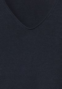 Granatowa dzianinowa koszulka bez rękawów z dekoltem w serek. Materiał ma gładką fakturę i delikatny prążkowany wzór.