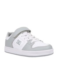 Weiße und hellgraue Sneaker mit einem Obermaterial aus Synthetik, Schnürung und Klettverschluss, perforierter Zehenpartie und Gummisohle mit strukturiertem Profil.