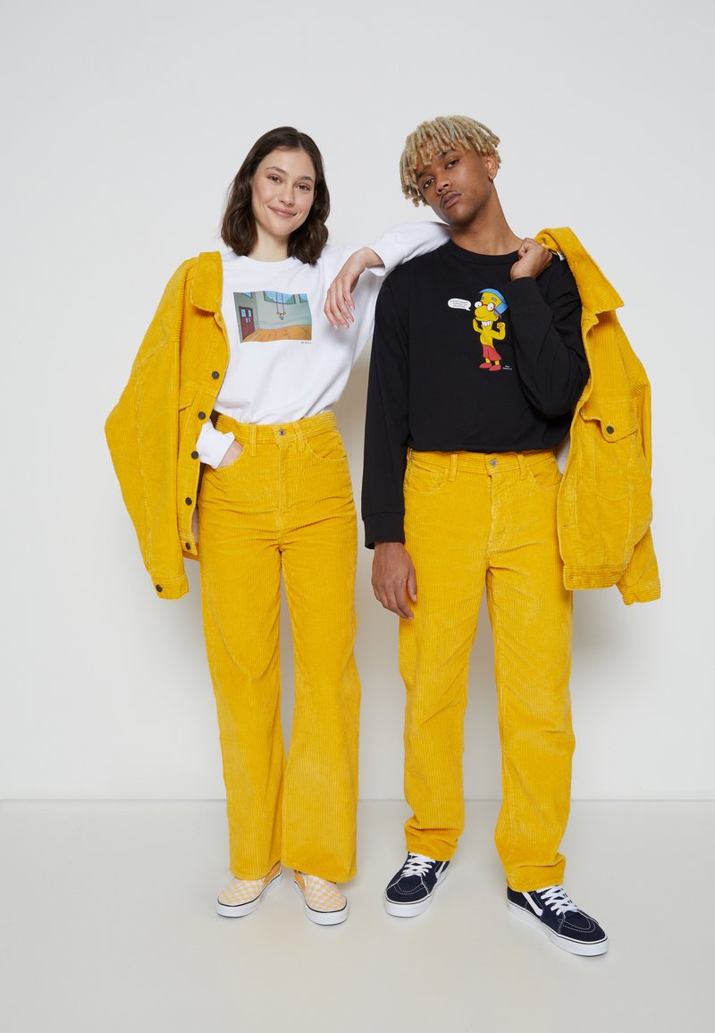 Herren Chinos | Levi's® LEVI’S® X THE SIMPSONS™ STAY LOOSE CORD Stoffhose yellow/gelb - RS51952 Herren Chinos | Levi's® LEVI’S® X THE SIMPSONS™ STAY LOOSE CORD Stoffhose yellow/gelb - RS51952