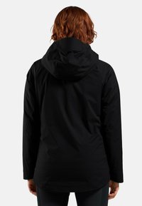 Zwarte waterdichte jas met capuchon, met een gladde textuur en lange mouwen. Op maat gemaakte pasvorm met een langere achterkant voor extra bedekking.