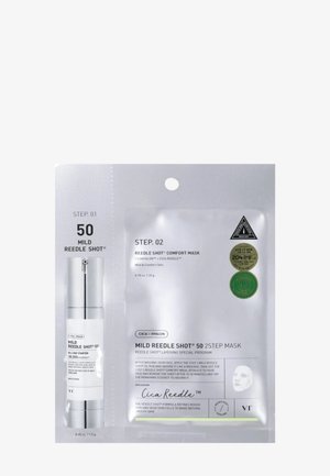 Pacchetto di prodotti per la cura della pelle in due fasi, composto da una piccola bottiglia argento e un pacchetto di maschera trasparente con accenti verdi e neri, il tutto su uno sfondo bianco.