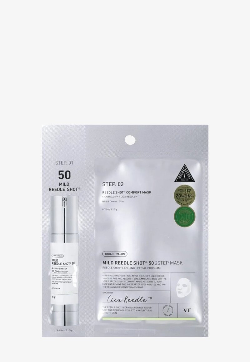 Twee-staps huidverzorgingsproduct verpakking met een kleine zilveren fles en een transparant maskerpakket met groene en zwarte accenten, alles op een witte achtergrond.