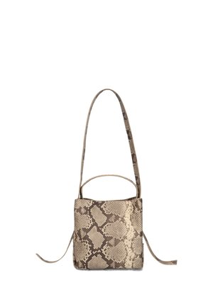 Kleine quadratische Handtasche mit braun-beigem Schlangenhautmuster und zwei dünnen langen Riemen vor weißem Hintergrund.
