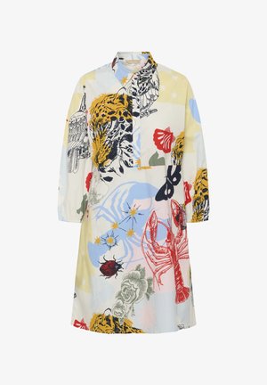 Robe-chemise à manches longues avec col, ornée d'imprimés colorés représentant un tigre, un homard, un oiseau, une coccinelle, des fleurs et des étoiles sur un fond patchwork.