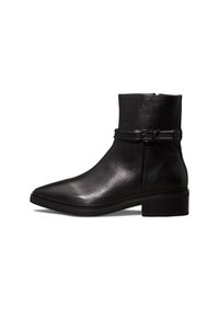 Bottines en cuir noir avec un bout pointu, fermeture éclair, et une sangle décorative avec une boucle circulaire. Design à petit talon carré.