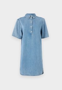 Lys blå denimkjole med krage, korte ermer, knappelukking og rett snitt med en lett buet nederkant.