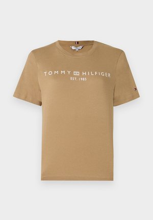 T-shirt en coton marron à manches courtes avec l'inscription "TOMMY HILFIGER EST. 1985" imprimée en blanc. Petit logo sur la manche.