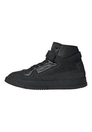 Sneaker alte nere con una combinazione di materiali in pelle e suede, dotate di una chiusura con lacci, cinturino in velcro e suola in gomma testurizzata.