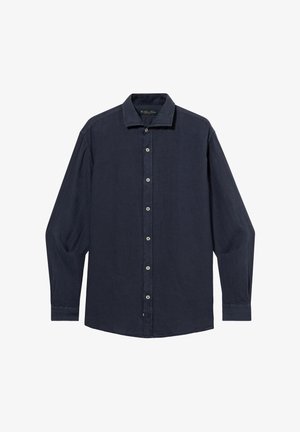 Chemise boutonnée à manches longues de couleur bleu marine foncé avec col pointu et sept boutons blancs, étalée à plat sur un fond blanc.