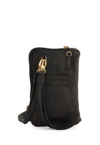 Schwarze Leder-Crossbody-Tasche mit goldenem Zubehör, Reißverschlussverschluss, strukturiertem Oberflächen und eingeprägtem Logo; verfügt über einen abnehmbaren Trageriemen.