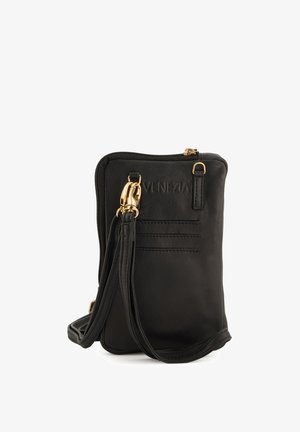 Sac en cuir noir à bandoulière avec quincaillerie dorée, fermeture éclair, surface texturée et logo embossé ; il dispose d'une sangle amovible.