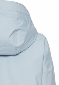 Lichtblauwe waterdichte jack met hoge kraag, ruime capuchon en een soepele textuur met precieze stikdetails.