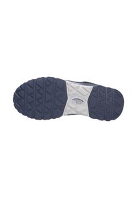 Suola di scarpa sportiva blu navy caratterizzata da un design testurizzato con motivi triangolari, sottopiede bianco a contrasto e dettaglio del logo centrale.