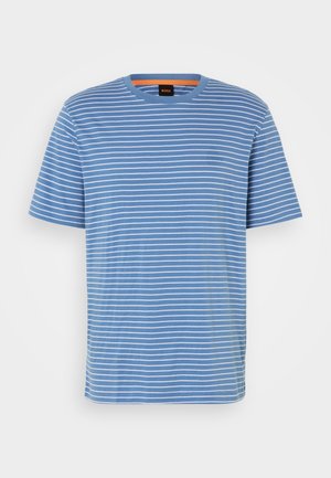 Camiseta de algodón en azul con rayas horizontales blancas, cuello redondo, mangas cortas y pequeño detalle de logo en el frente.